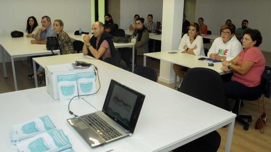 Participantes en el curso que se inició ayer en Vista Real. // Iñaki Abella