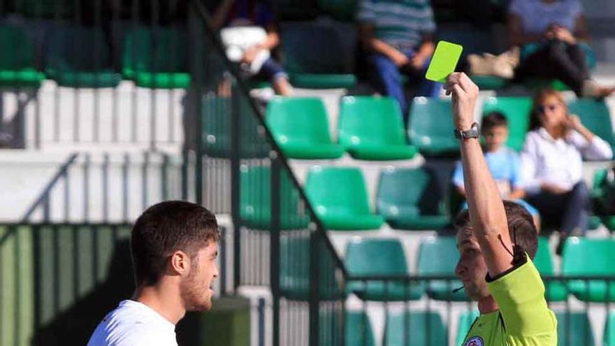 El colegiado amonesta a Juanan en Segovia.