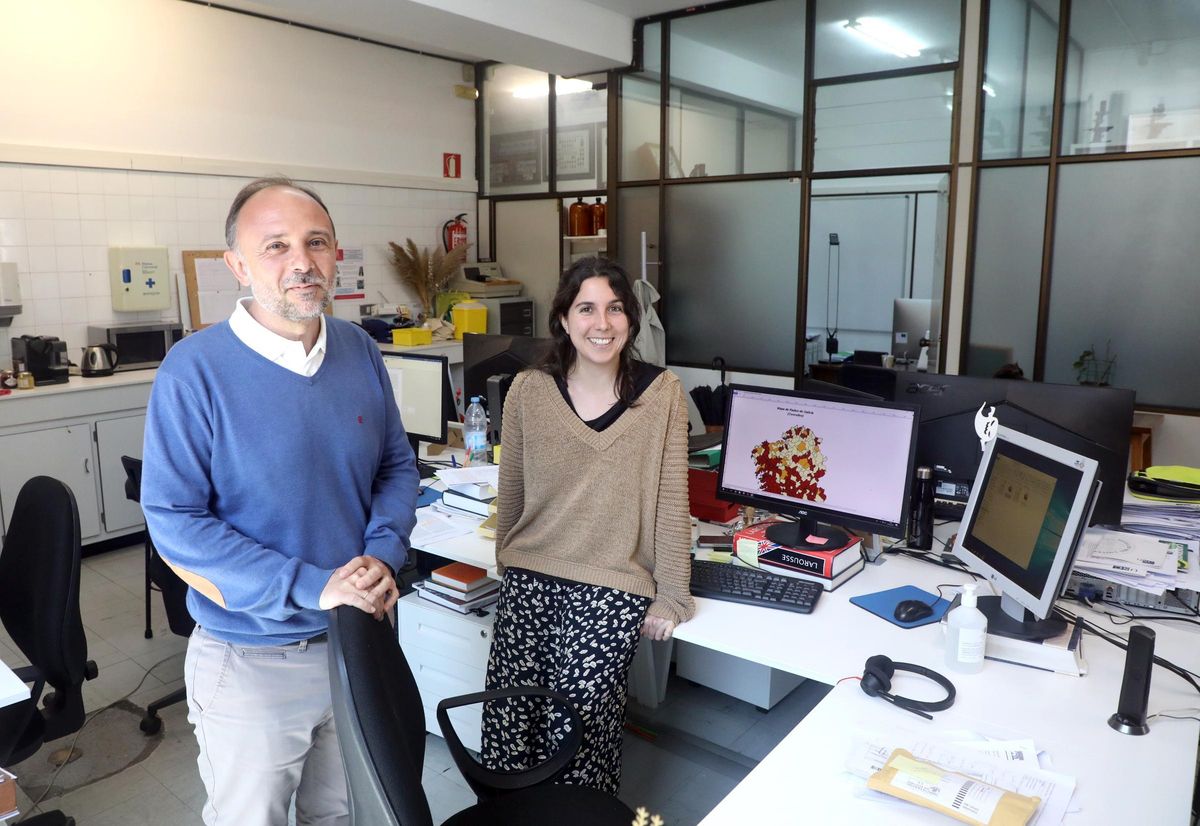 EL PROFESOR ALBERTO RUANO CON LA INVESTIGADORA LUCIA MARTIN GISBERT EN EL LABORATORIO DE RADON EN LA FACULTAD DE MEDICINA. XOAN ALVAREZ.