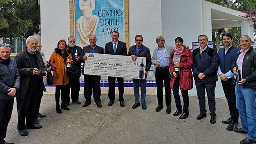Imagen de la entrega del cheque por parte de Bodegas Bocopa a la Asociación Doble Amor.