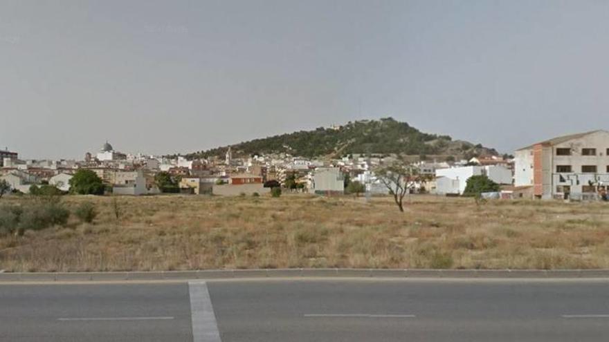 Vista de la parcela de Los Rosales donde se ubicarán 50 nuevas viviendas.