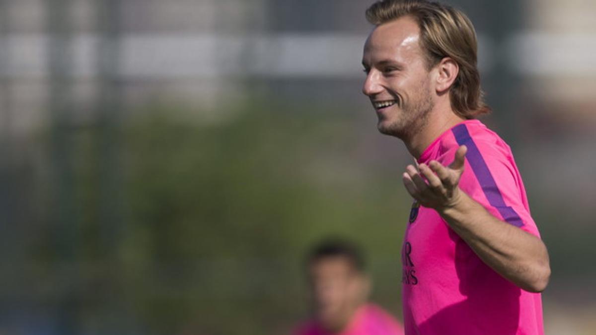 El croata Rakitic, durante el entrenamiento antes del partido que disputará el equipo azulgrana mañana contra el Eibar.