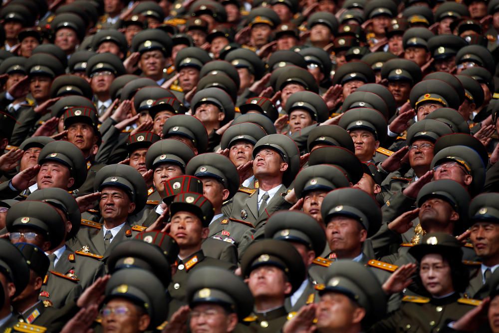 Desfile militar por la fiesta nacional de Corea del Norte.