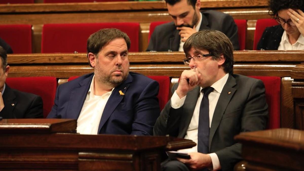 Oriol Junqueras y Carles Puigdemont, en el Parlament, en octubre del 2017