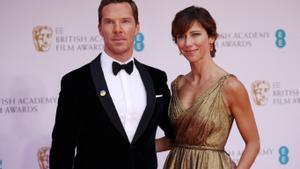 El actor británico Benedict Cumberbatch, protagonista de la cinta ganadora en los Premios Bafta, ’El poder del perro’, posa a su llegada a la ceremonia junto a su mujer, la también actriz Sophie Hunter.