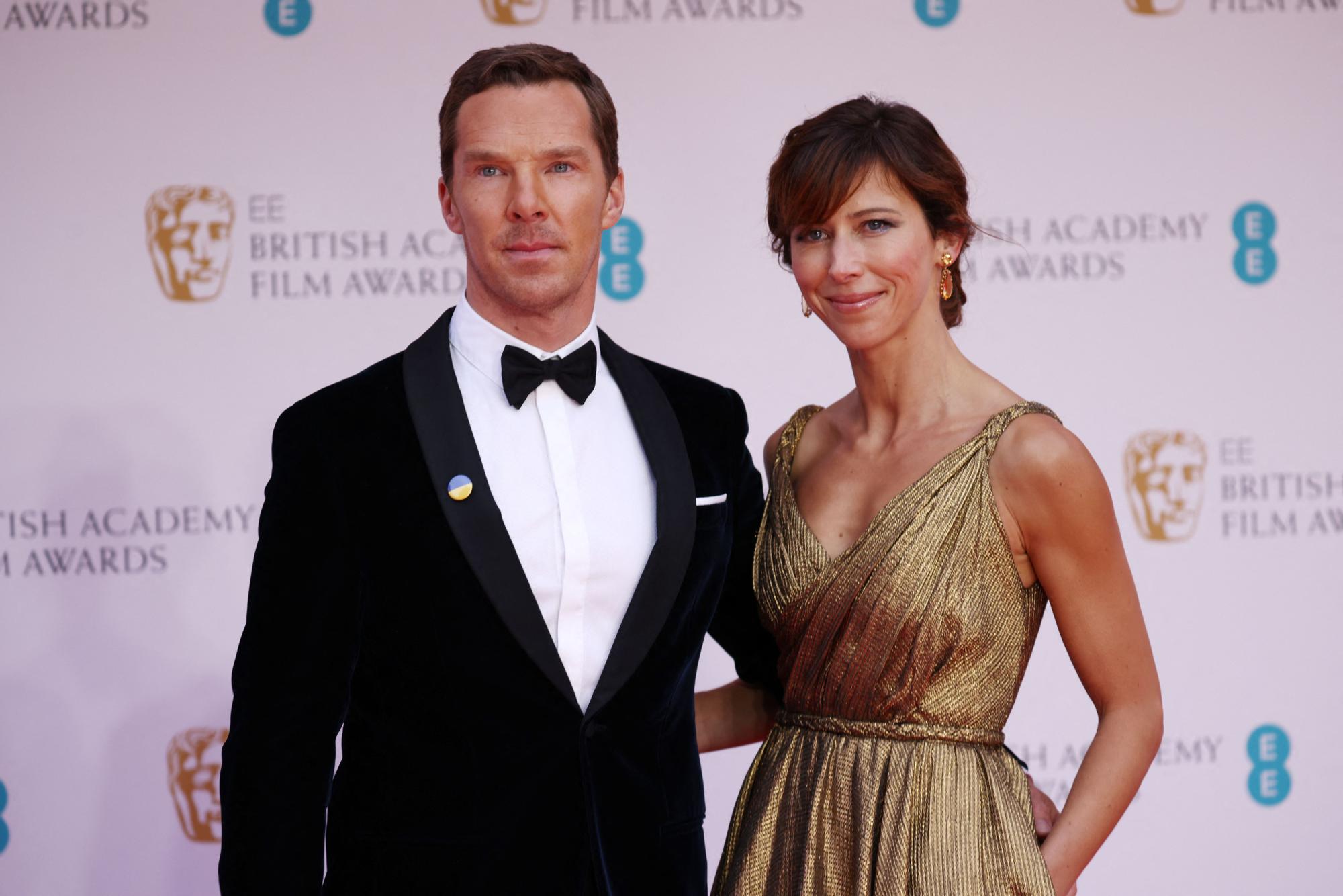 El actor británico Benedict Cumberbatch, protagonista de la cinta ganadora en los Premios Bafta, 'El poder del perro', posa a su llegada a la ceremonia junto a su mujer, la también actriz Sophie Hunter.