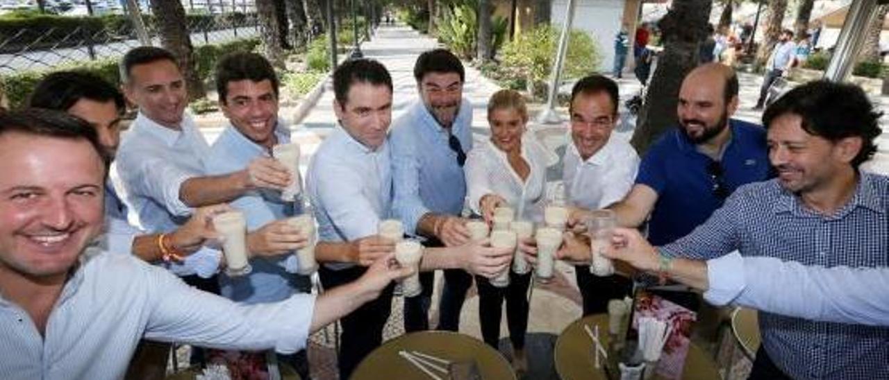 Dirigentes del PP recrean el «clan de la horchata» en Alicante el pasado mes de septiembre.