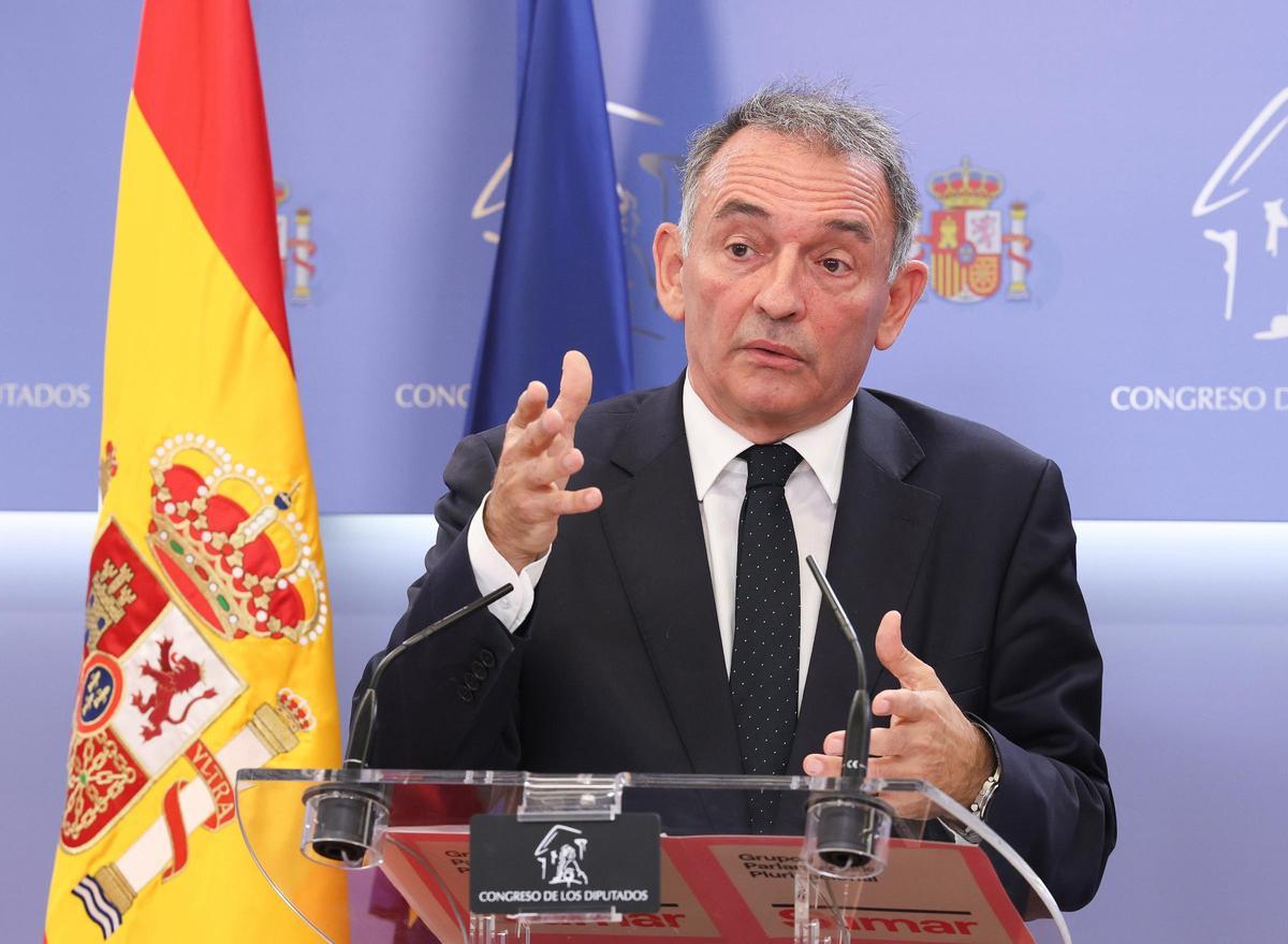 Enrique Santiago, en rueda de prensa.