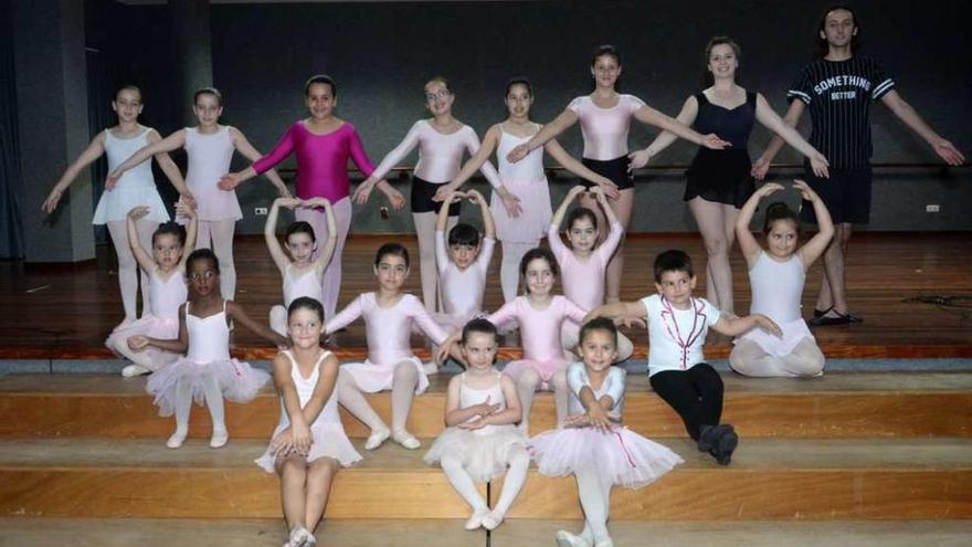 Alumnas de la escuela A Saleta en su local de ensayo, en el auditorio de O Mosteiro. // Noé Parga