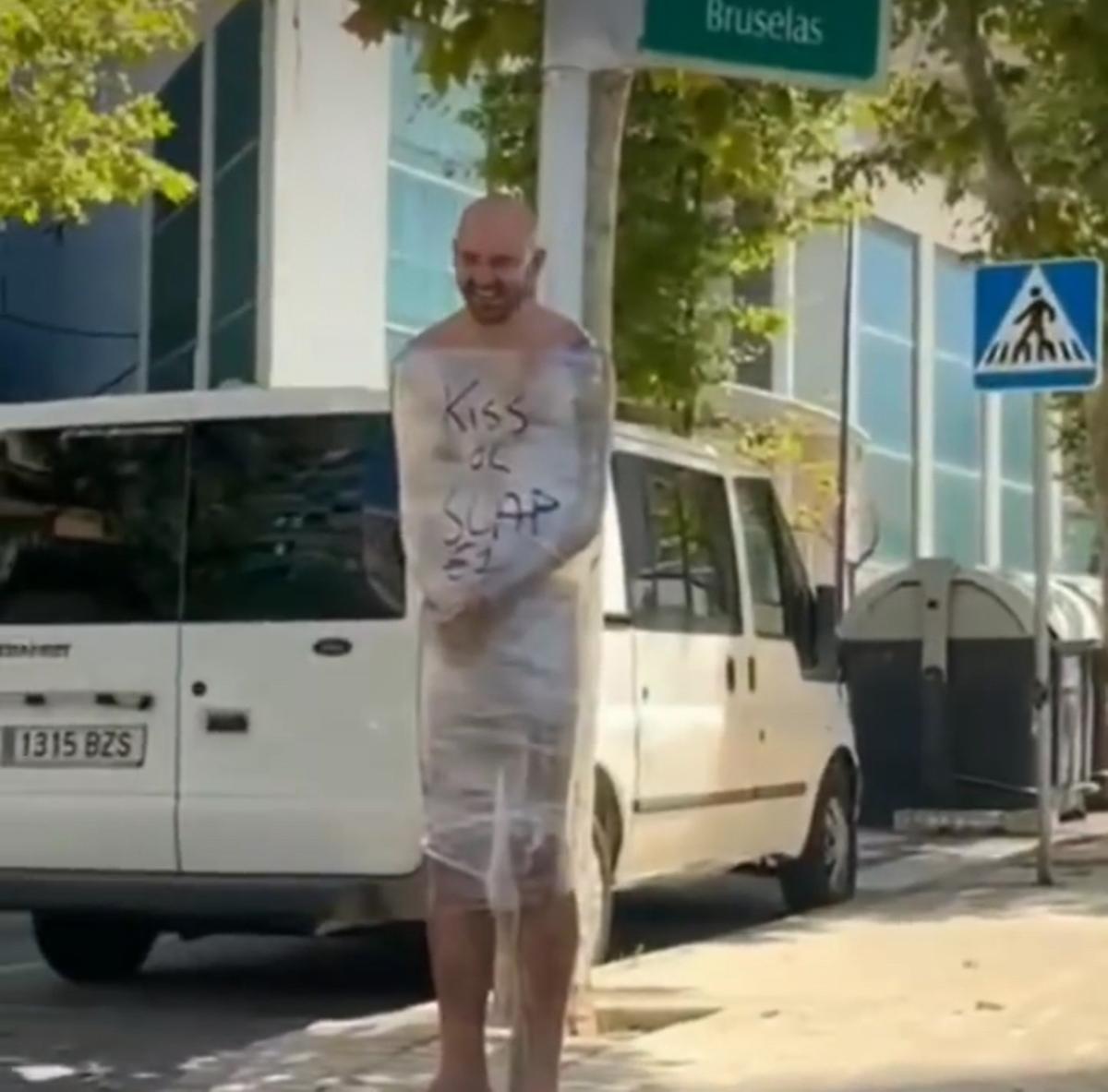 Turista en Benidorm envuelto en papel film y atado a un palo en Benidorm