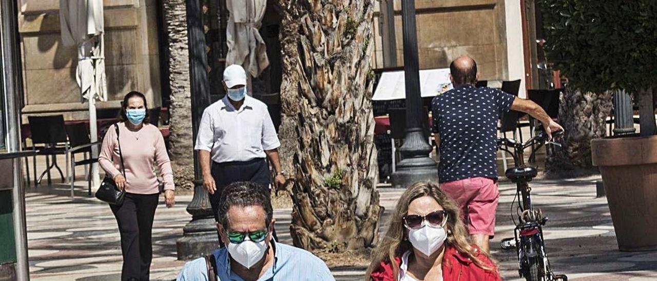 Alicante sanciona con hasta 3.000 euros el arrojar mascarillas usadas al suelo