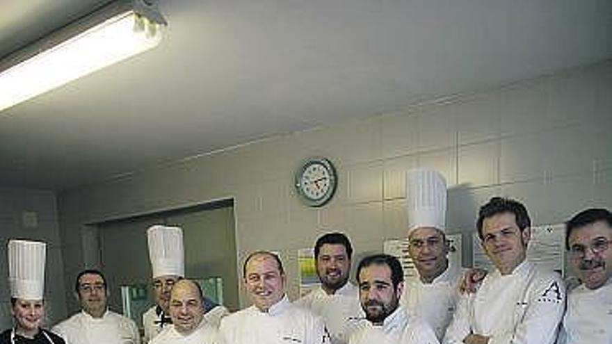 Los cocineros, ayer, durante la presentación de la jornada gastronómica.