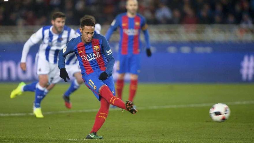 Neymar anota el penalti que le dio la victoria al Barcelona.