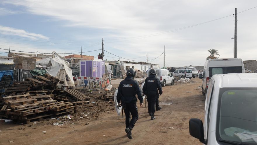 La Polícia Nacional se despliega en el derribo de nueve viviendas en Son Banya