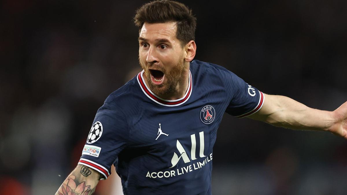 Leo Messi celebra un gol con el PSG, con el logo de Air Jordan en el pecho.
