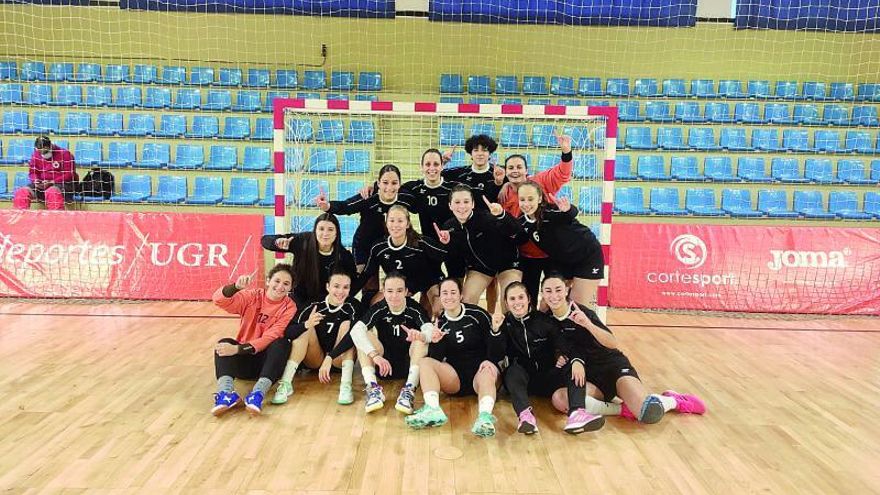 Las jugadoras del equipo vigués, ayer tras la final. // FDV