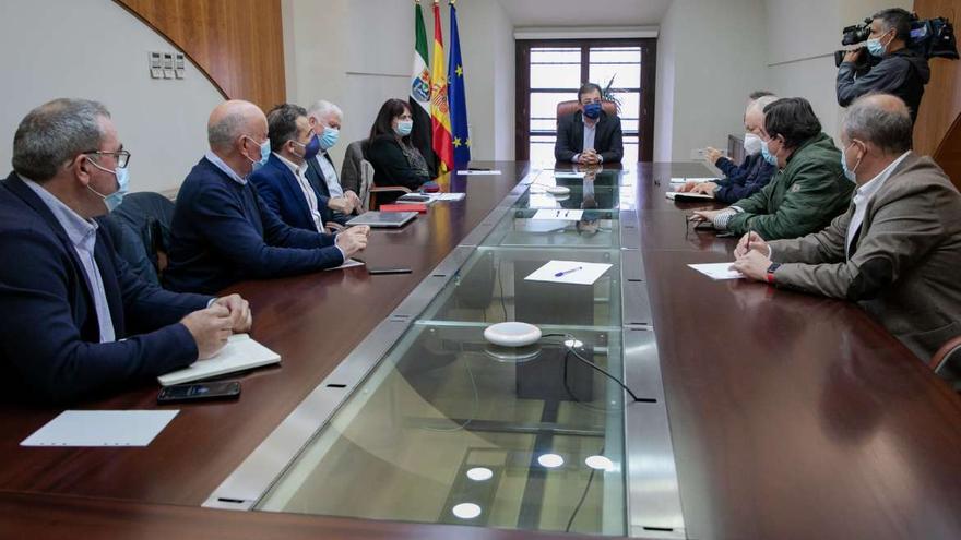 El presidente de la Junta, Guillermo Fernández Vara, lideró el encuentro con los responsables de Asaja, UPA-UCE y Cooperativas Agroalimentarias con Cetarsa, que preside Juan Andrés Tovar.
