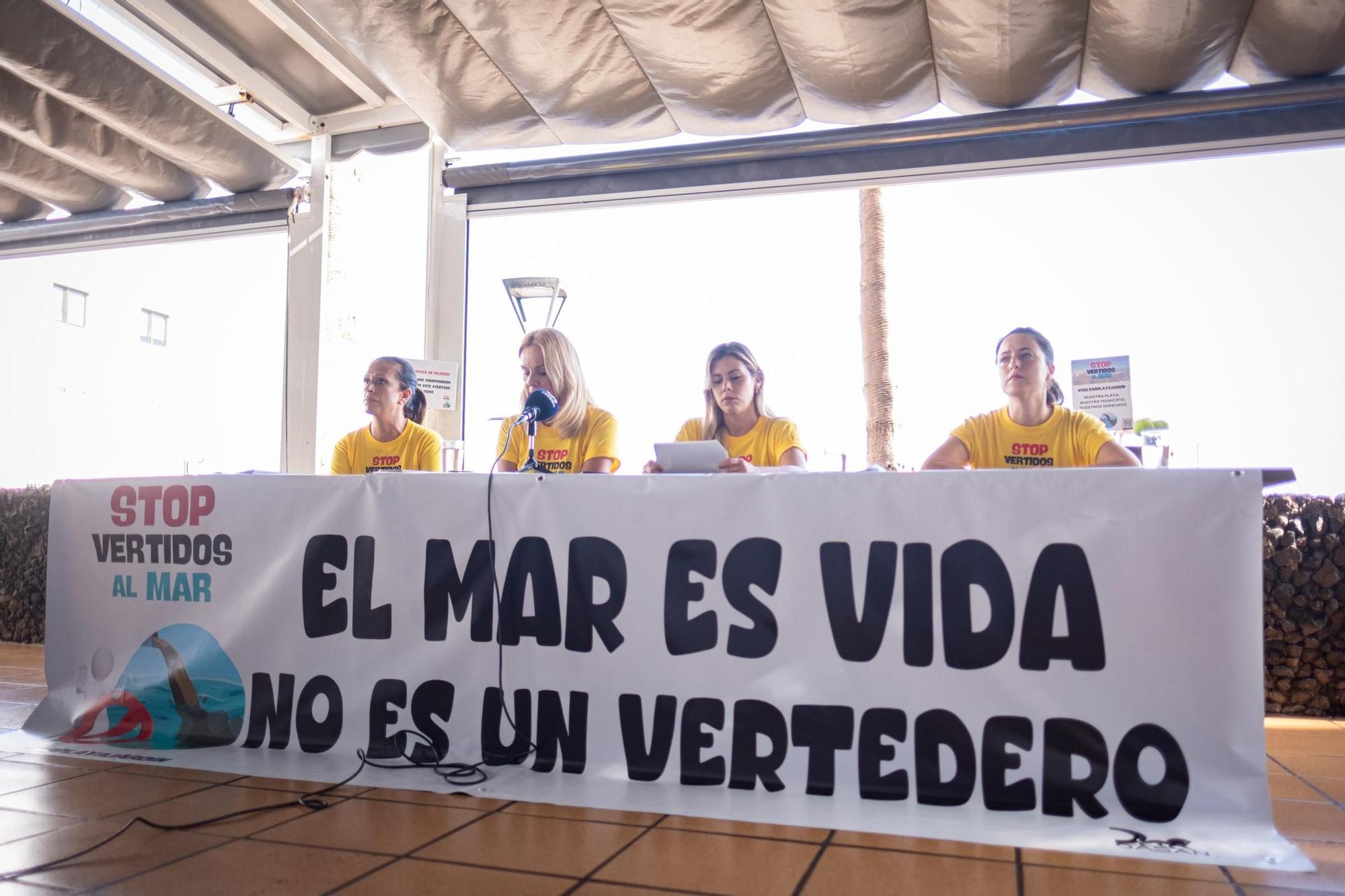 Vecinos y empresarios de Punta Brava muestran las irregularidades que han provocado el cierre de Playa Jardín