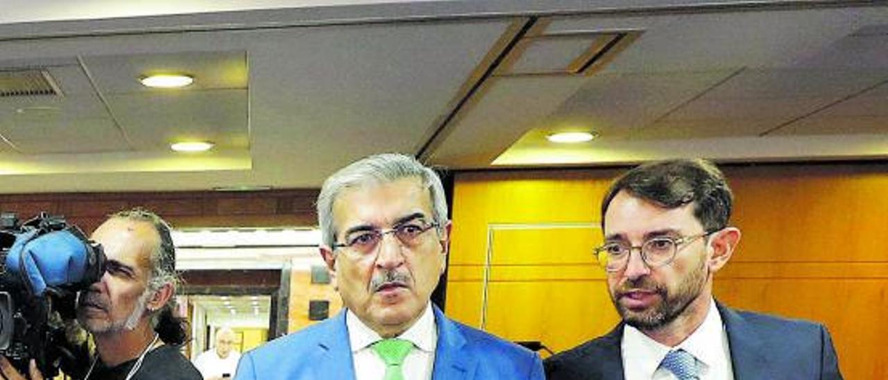 Román Rodríguez y Antonio Olivera, entrando a la sala de prensa tras un Consejo de Gobierno en la capital grancanaria.