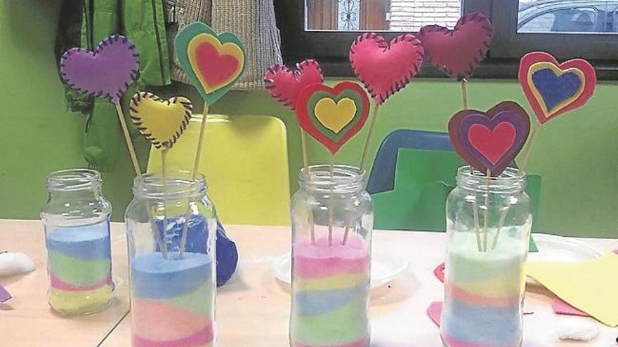 Niños y jóvenes crean regalos artesanales para San Valentín