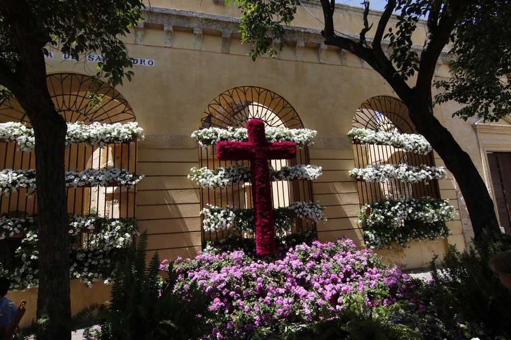 La Cruces abren el Mayo festivo