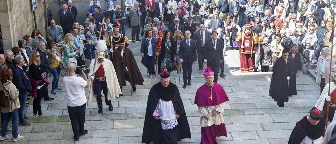 La corporación queda a los pies de la escalinata de Santa María Nai, mientras obispo y cabildo acompañan a la Virgen. // Carlos Peteiro