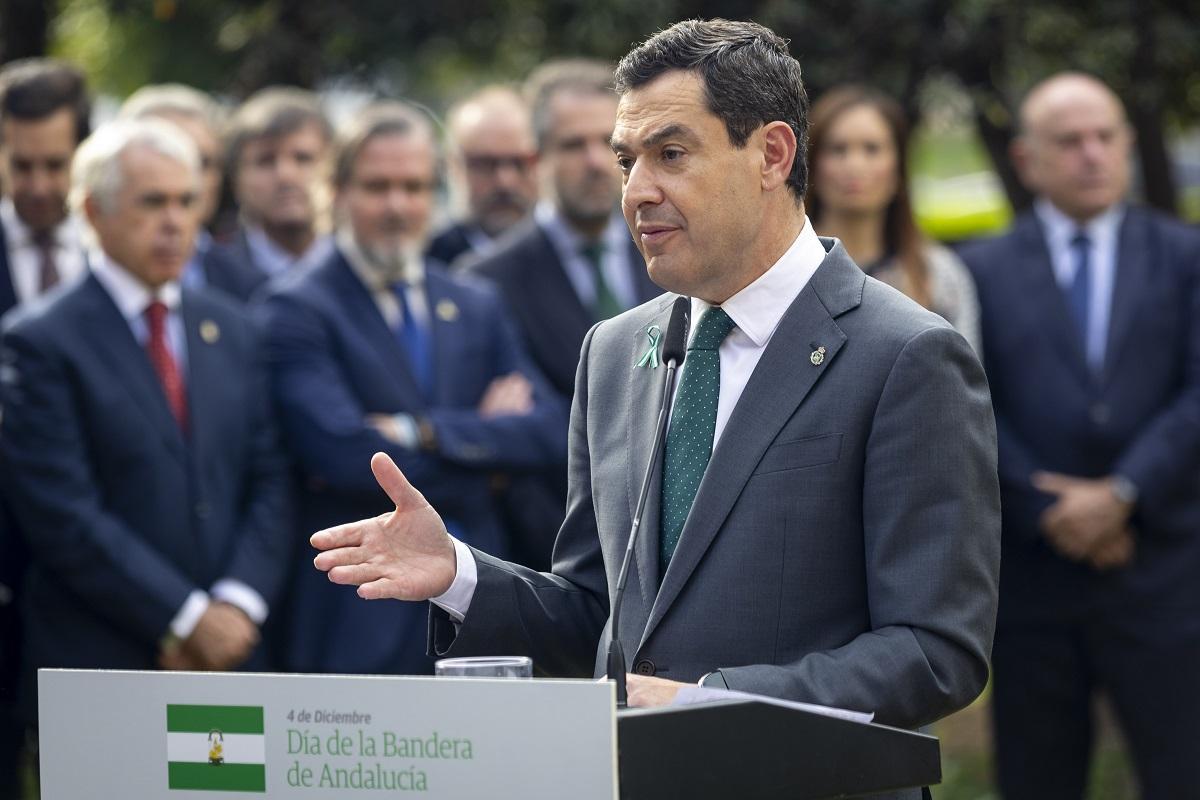 El presidente andaluz, Juanma Moreno, interviene en el acto por el 4D en 2024.