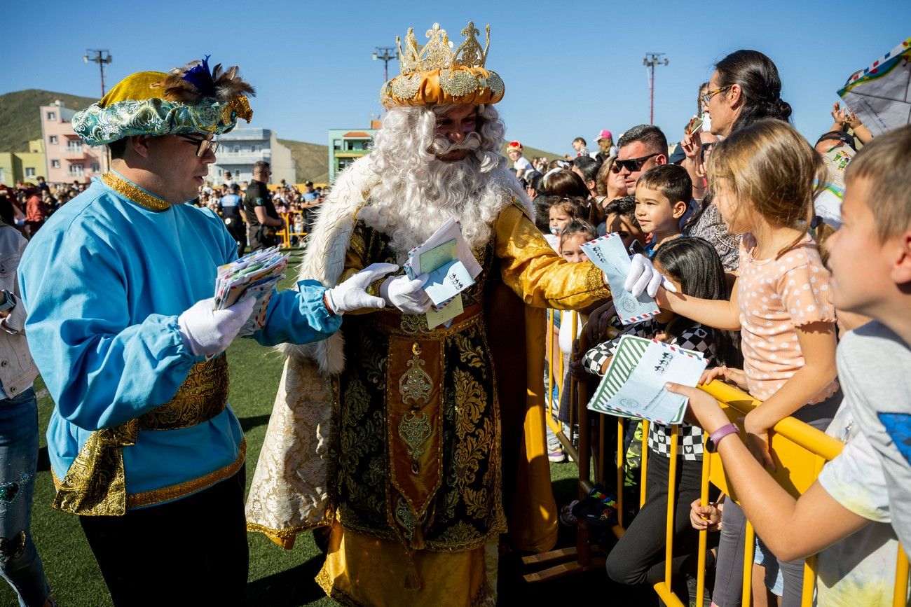 Miles de personas llenan de ilusión el Estadio de Barrial en la llegada de los Reyes Magos