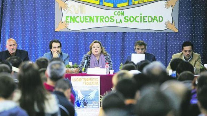 De derecha a izquierda, Fernández Teruelo, Luis Tuero, Elvira Gutiérrez, José Perals y un interno de la prisión.