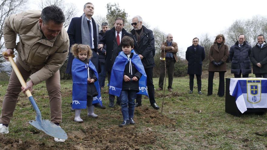 Carlos Muñoz, el 3 de marzo de 2023, en la colocación de la primera piedra en Latores, donde se iba a construir la ciudad deportiva del Oviedo. | LUISMA MURIAS / MIKI LÓPEZ / J. A.