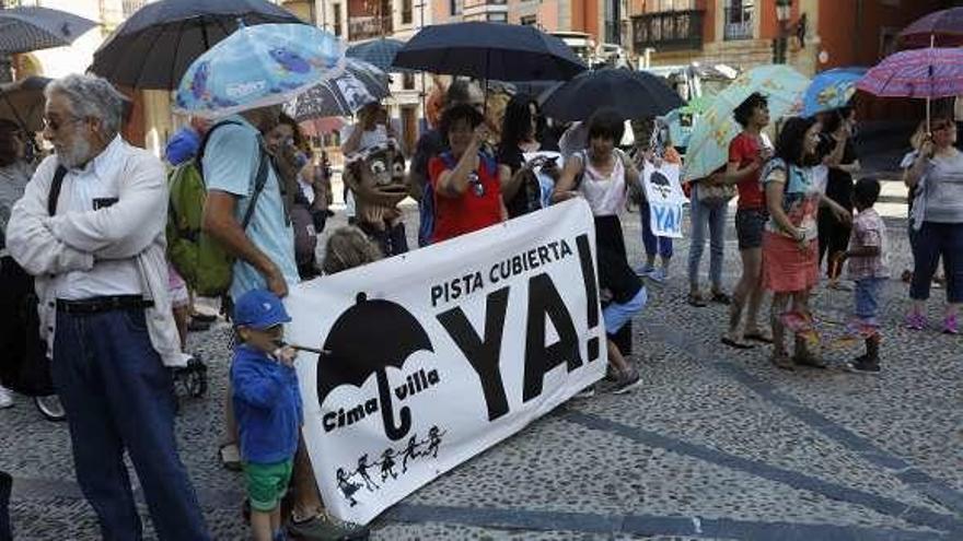 Asistentes a la manifestación por una pista cubierta en el Honesto Batalón, ayer, en la plaza del Ayuntamiento.