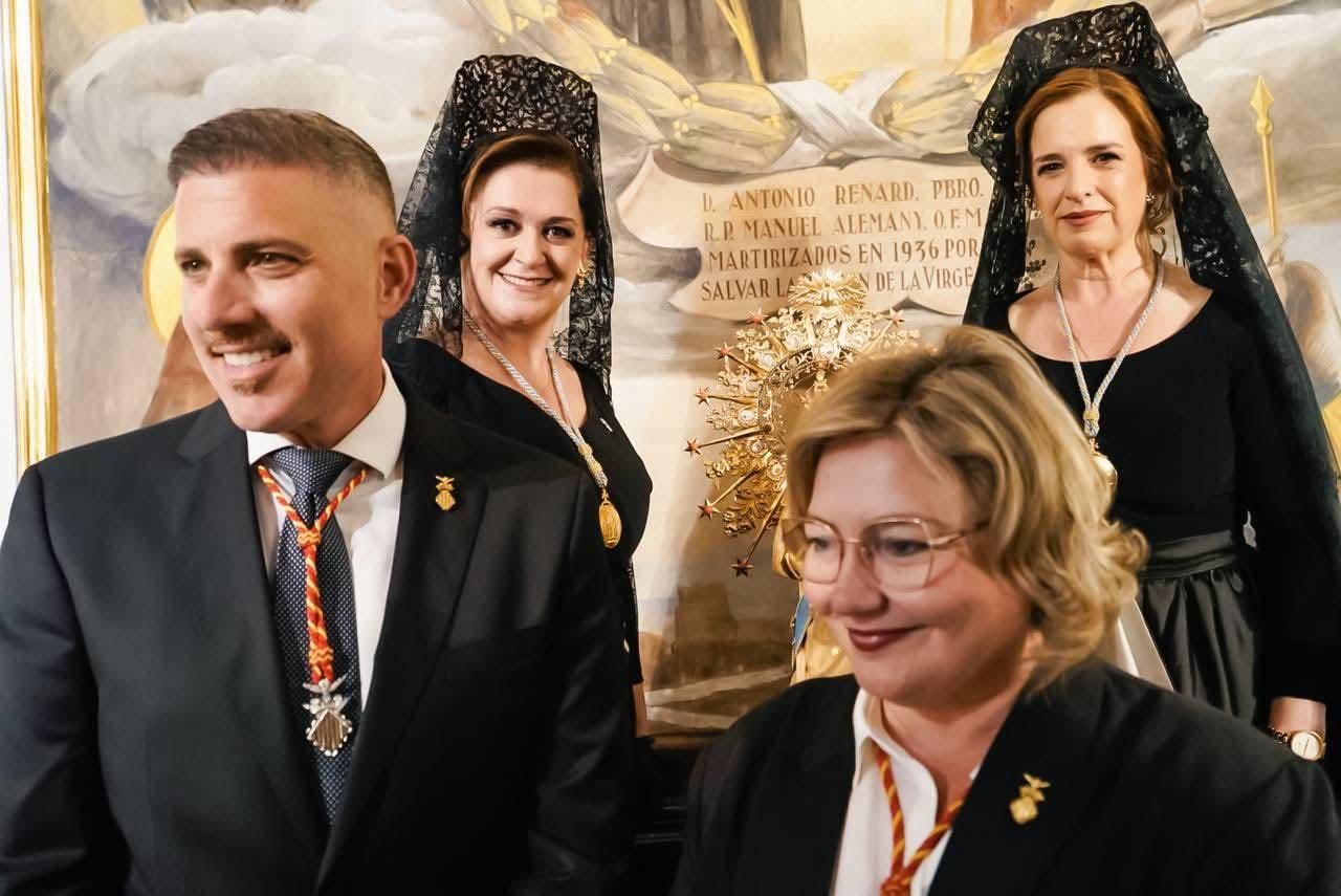 Jordi Mayor y Susi Melià, con las camareras de la Virgen, en las pasadas fiestas.