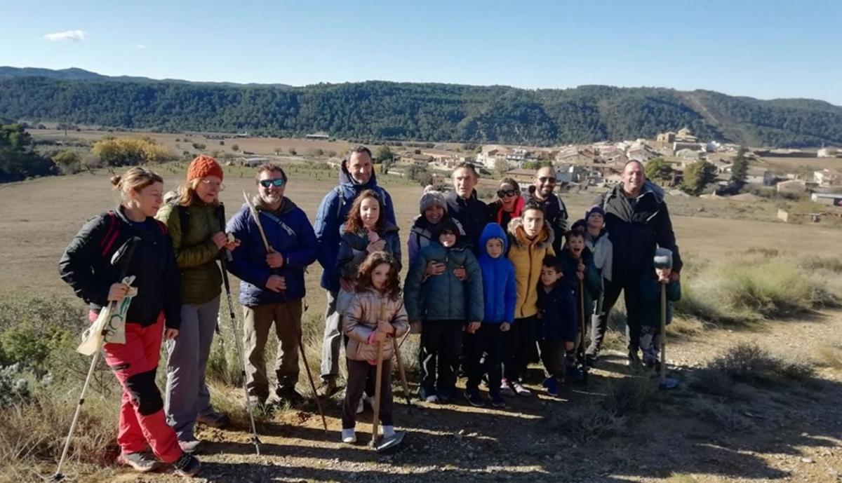 Algunos de los voluntarios que participaron en la animada jornada de plantación en Biscarrués. | ASOCIACIÓN GABARDIELLA