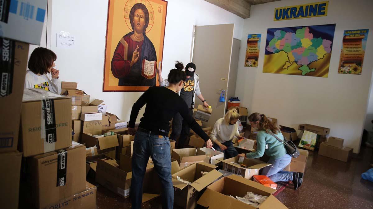 Punto de recogida de ayuda humanitaria para Ucrania en la parroquia de Santa Mònica, en Barcelona