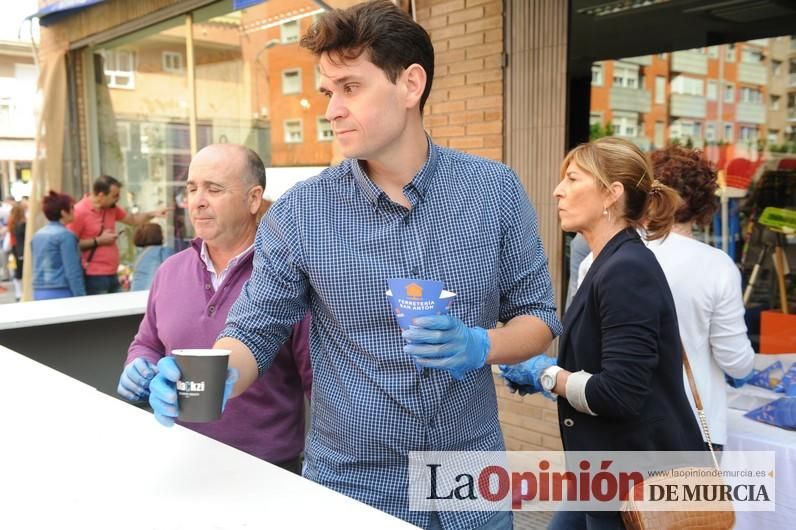 Reparto de buñuelos y chocolate en la ferretería de San Anton