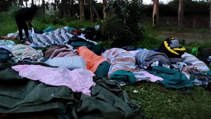 Unas 40 inmigrantes vuelven a dormir a la intemperie en Las Raíces