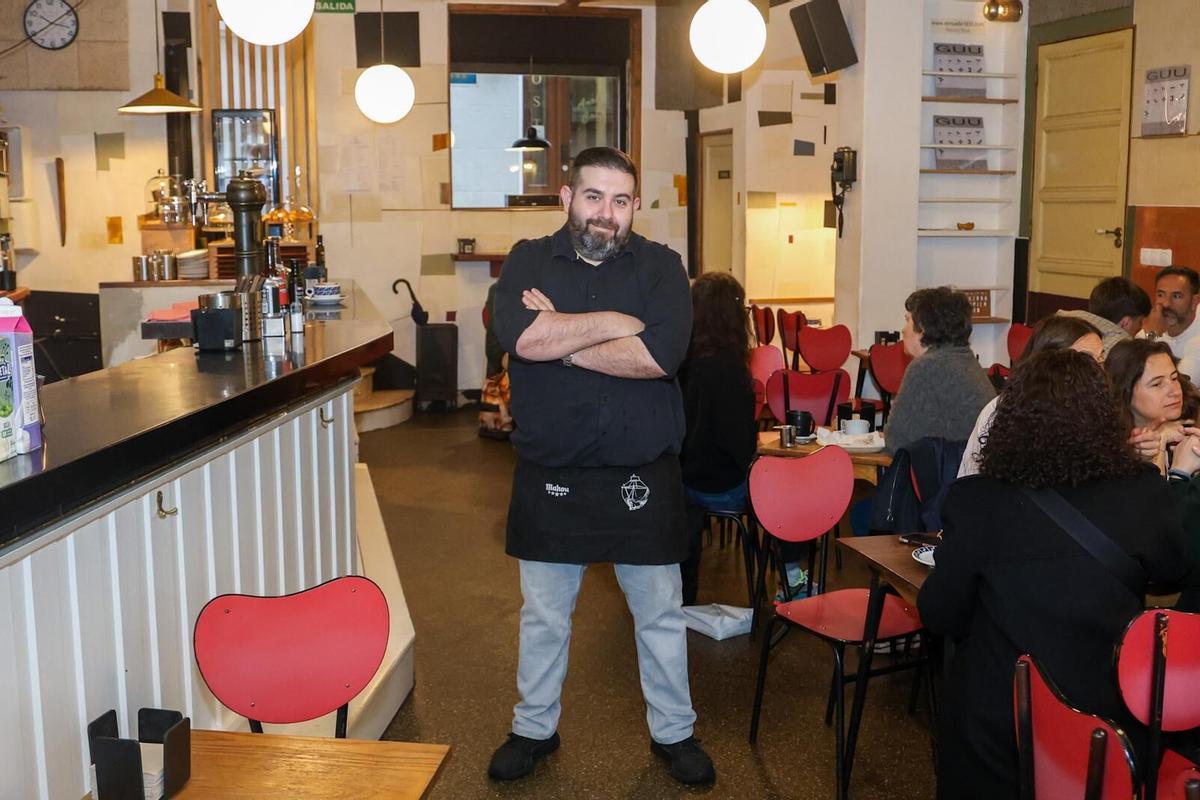 Manuel Torreira, camarero veterano de esta cafetería histórica de Santiago de Compostela, en el local.
