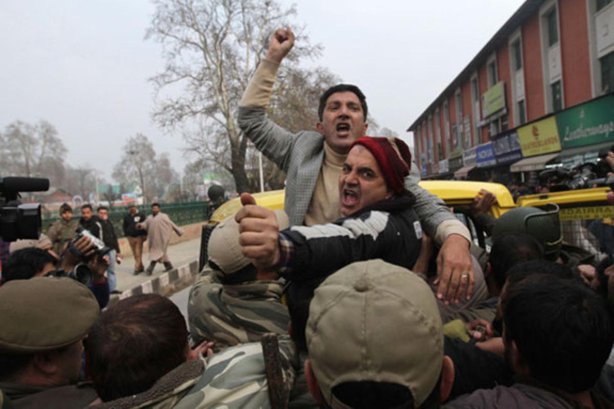 Policies indis carreguen contra un grup de professors públics del Caixmir que van ser arrestats per participar en una manifestació per demanar una pujada dels seus salaris, a Srinagar.