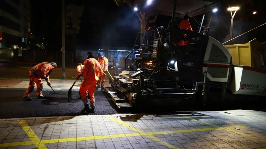 Operarios trabajan en una de las calzadas de Marbella. | L. O.