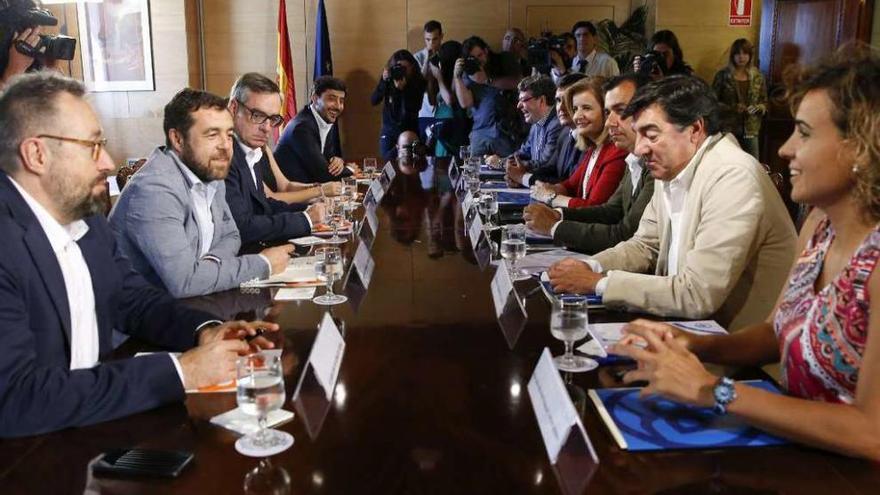 Los equipos negociadores de Ciudadanos, a la izquierda, y el PP, en su primera reunión. // Efe