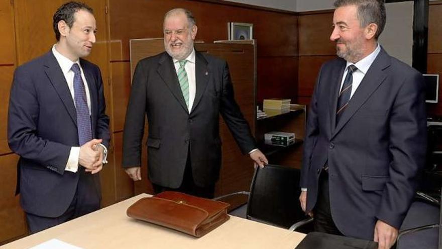 Guillermo Martínez junto a Enrique Valdés Joglar y Sergio Herrero.