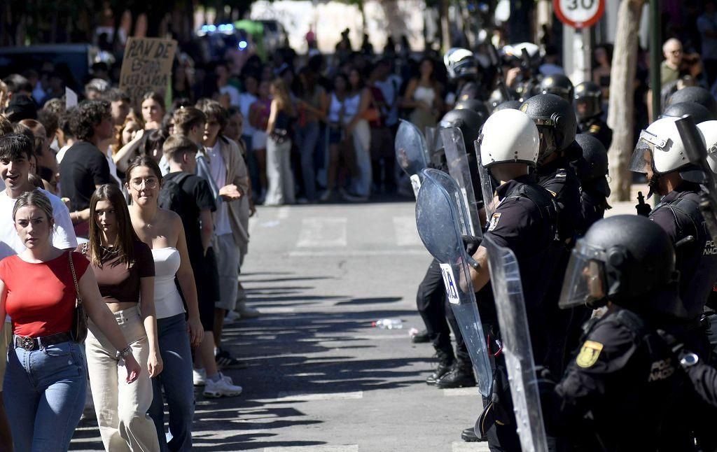 Todas las imágenes de la protesta por la Ebau y las cargas policiales junto a la Consejería de Educación