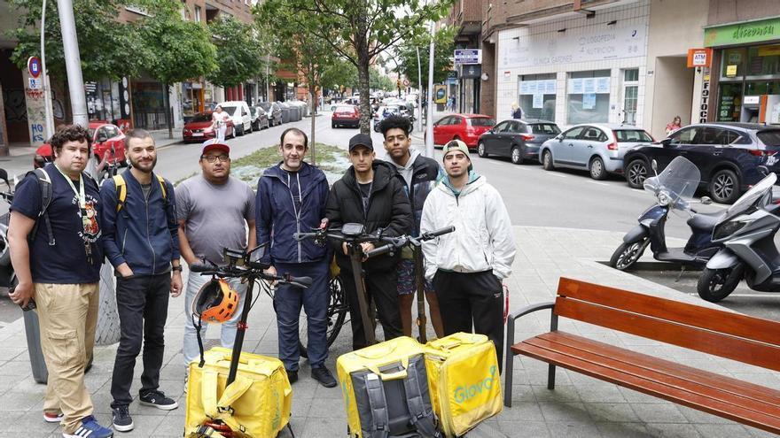 Los repartidores claman contra la prohibición de los patinetes en el centro de Gijón y piden "excepciones": "Es triste que nos metan a todos en el mismo saco"