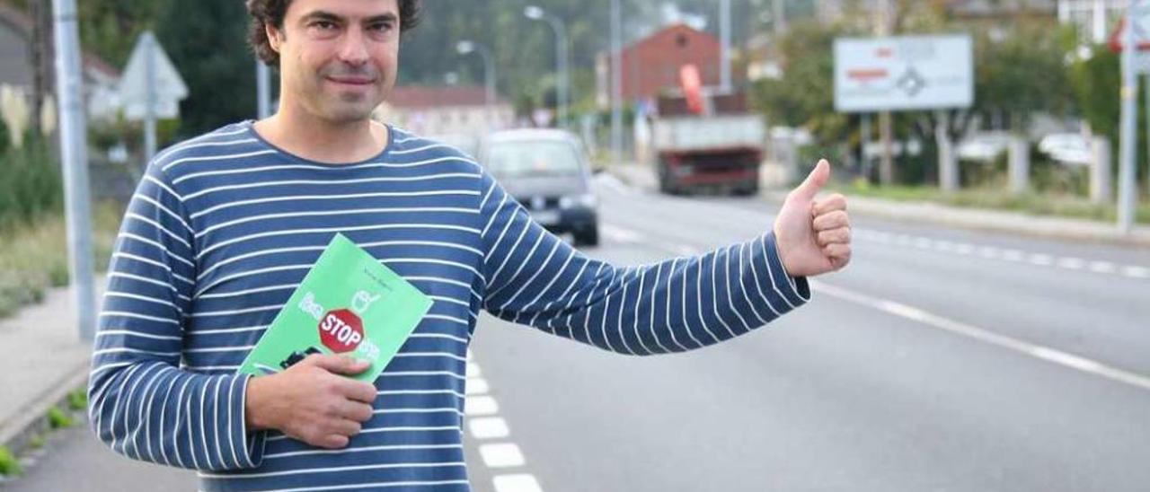 Xurxo Esquíos hace autoestop en la carretera de salida hacia Santiago. // Bernabé/Ana Bazal