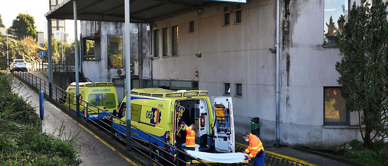 Ambulancias ante el Hospital de Montecelo.   | // GUSTAVO SANTOS