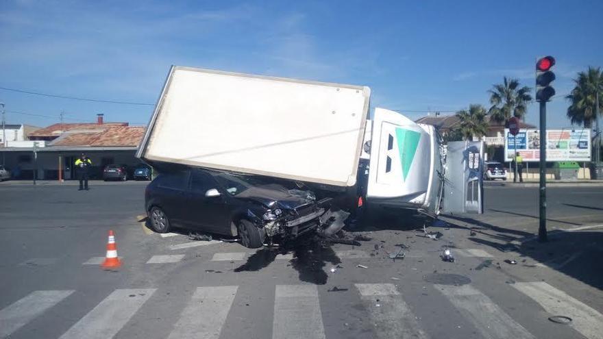 Aparatosa colisión en Santo Ángel