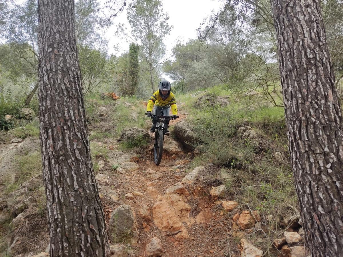 Un ciclista ontinyentí en la prueba de BTT en Vilafamés.