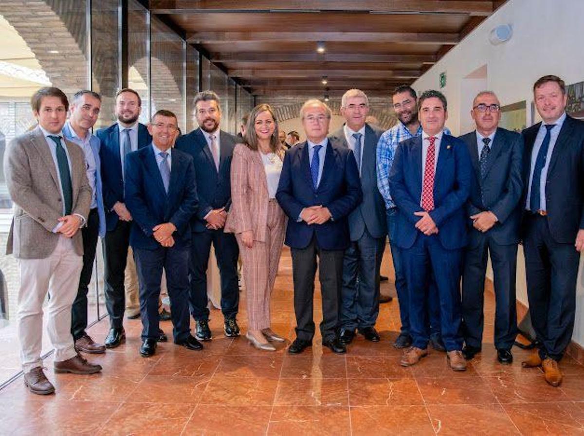 María Jesús Serrano, Antonio Díaz y Francisco Serrano, en el centro, en la presentación del proyecto en el Palacio de Congresos.