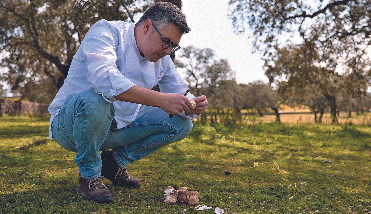 El chef Carlos Fernández, del restaurante Káram Bistró de Pozoblanco, en una dehesa
