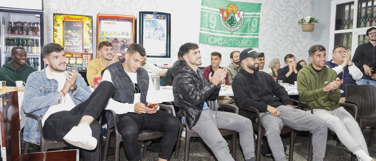 Jugadores del Cacereño, tras salir el Girona como rival.